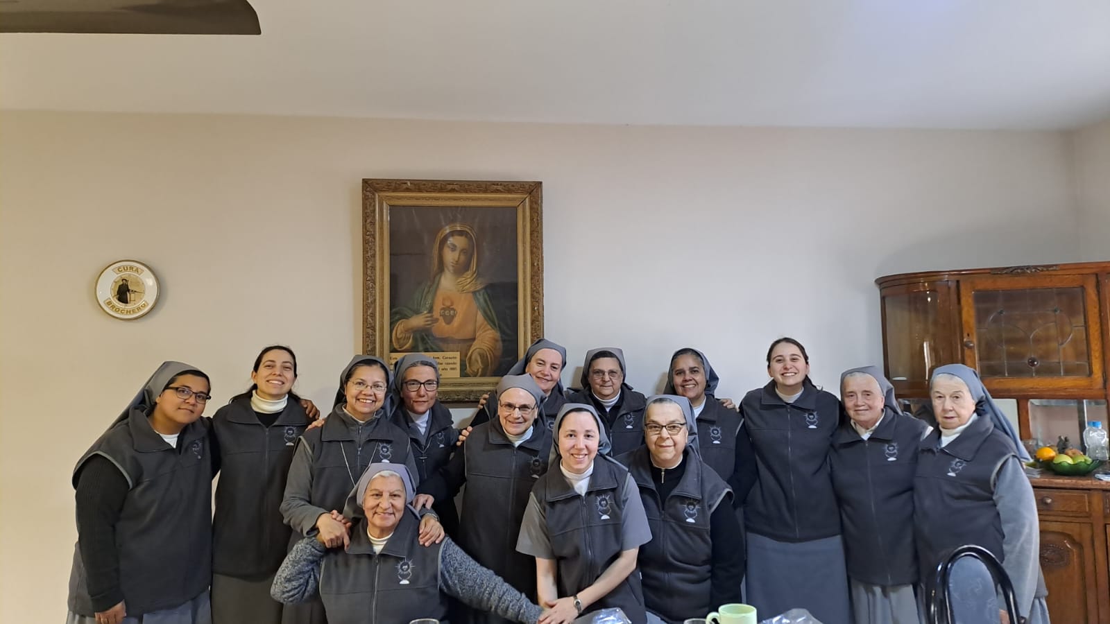Hermana en oración ante el Santísimo
